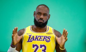 要首秀？记者：詹姆斯进行五对五训练 无任何疼痛