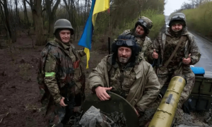 6万铁甲狂飙45公里！乌军1.2万人被逼入绝境，11轮空袭斩断最后补给线