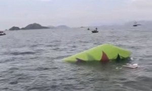 一货机在香港机场降落时冲出跑道 地勤车被撞致两人死亡