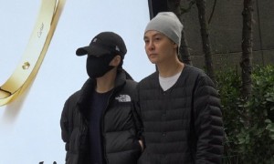 阿娇皇甫圣华挽手逛三里屯,黑色休闲装亲密同行