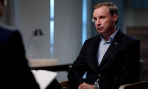 中国大阅兵,震碎了他的“玻璃心”